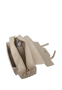 Borsa in pelle beige con superficie liscia, cerniera dorata e chiusura a patta. Interno spazioso senza scomparti visibili.