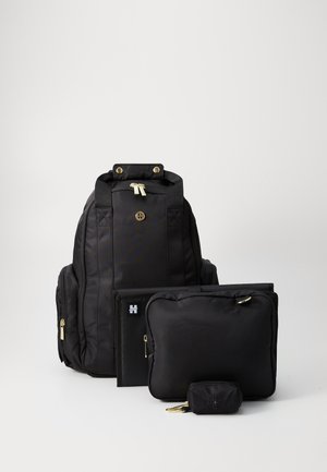 Must musta mustaga kuldsete tõmblukkudega, esikott, korraldaja ja klambriga väike kott, paigutatud lihtsa valge tausta ette.