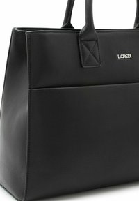 Borsa tote nera in pelle lavorata, dotata di manici resistenti, tasca frontale e una piccola targhetta con il logo. Design pulito e strutturato.