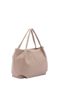 Sac fourre-tout en cuir beige avec une finition texturée, deux poignées et un accent logo doré sur le devant. Design spacieux et doux.