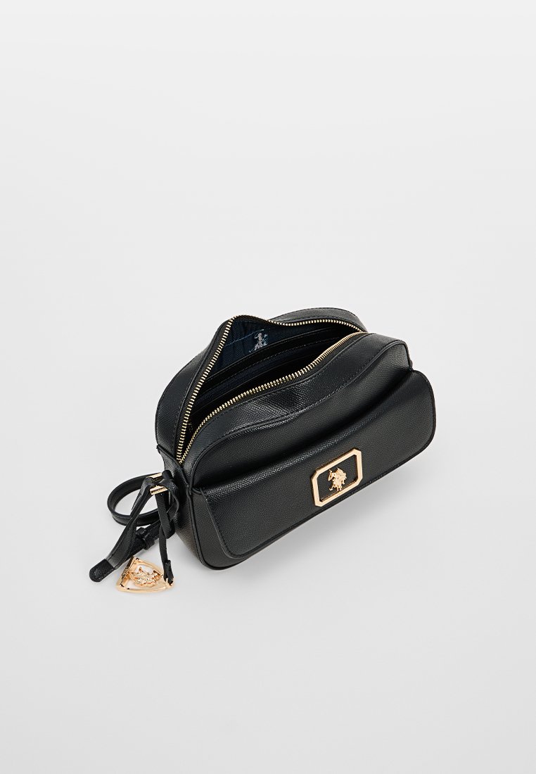 Sac à main en cuir noir avec une surface texturée, fermeture éclair dorée et accent logo doré. Il dispose d'une fermeture à glissière sur le dessus et d'un détail de porte-clés externe.