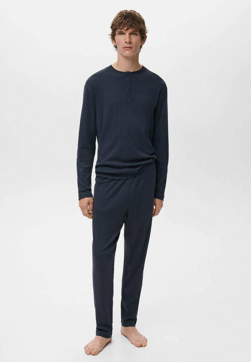 Dunkelblaues langärmliges Schlafanzug-Set mit gerippter Struktur. Das Oberteil verfügt über eine Knopfleiste, und die Hose hat einen elastischen Bund. Keine Schuhe.