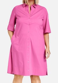 Robe déboutonnée rose à manches courtes, en tissu lisse, dotée de poches latérales et d'un col, avec une coupe décontractée et une longueur genoux.