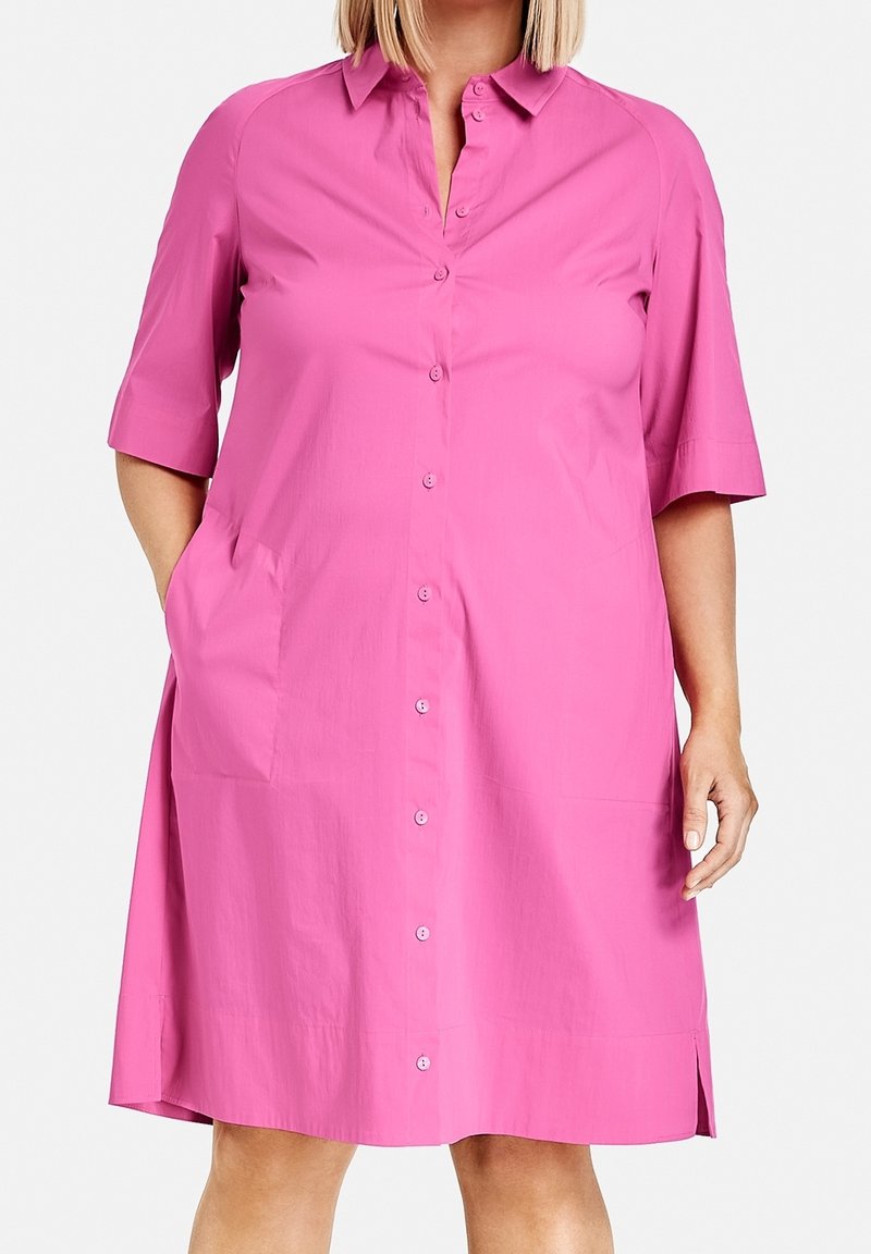 Robe déboutonnée rose à manches courtes, en tissu lisse, dotée de poches latérales et d'un col, avec une coupe décontractée et une longueur genoux.