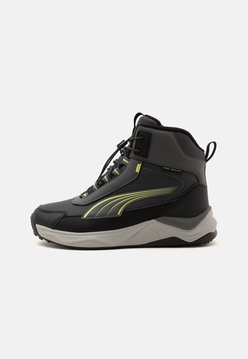 Μαύρο και γκρι sneakers ψηλής μπότας με νέον κίτρινες λεπτομέρειες, κορδόνια μπροστά, θηλιά για τράβηγμα, χοντρή λευκή σόλα και αδιάβροχη ετικέτα στο πλάι.