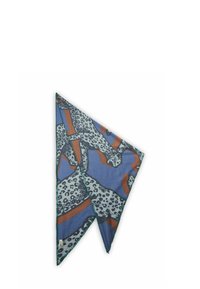 Écharpe en soie bleue avec un imprimé léopard, motifs abstraits en orange et noir, et bords en verde cousus ; forme triangulaire, tissu léger.