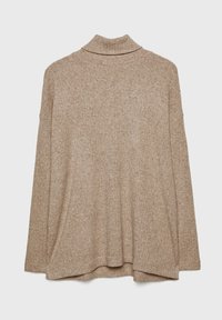 Beżowy sweter z wysokim kołnierzem o ribbowanej teksturze, luźnym kroju i szerokich rękawach. Materiał wydaje się miękki i lekki. Brak widocznych elementów metalowych lub wzorów.