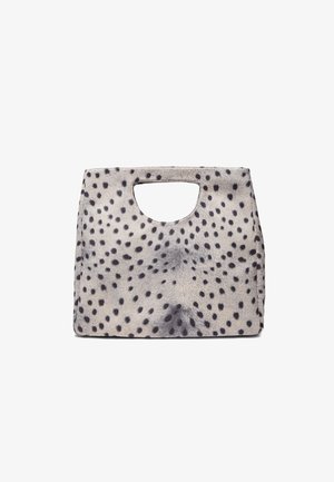 Rektangulær håndtaske med indbygget håndtag, dækket af blødt gråt stof med sorte uregelmæssige pletter, der ligner dyreprint.