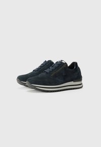 Zapatillas de ante azul marino con puntera redondeada, diseño de cordones, cremallera lateral y una media suela blanca en contraste, con una suela exterior texturizada.