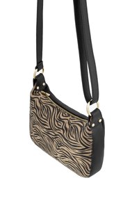 Borsa a spalla con motivo zebra, base in pelle nera e dettagli in oro. Presenta una chiusura con zip e una tracolla regolabile. Superficie testurizzata.