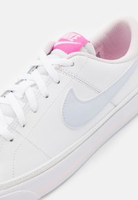 Nike Sportswear COURT LEGACY - Tenisice - white/football grey/cosmic fuchsia/pearl pink