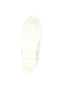 Suela de zapatilla blanca con goma texturizada, presentando un logo circular en el talón y ranuras diagonales para tracción. Diseño limpio.