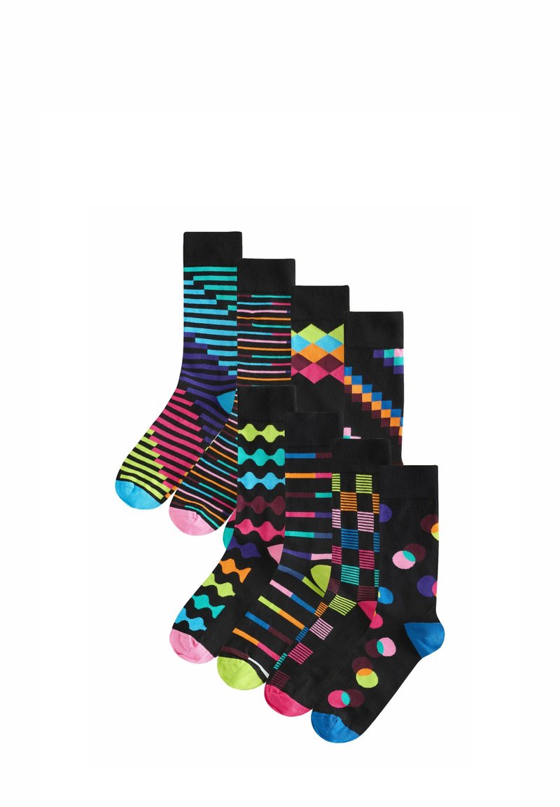 Sæt med seks sorte sokker med forskellige farverige geometriske mønstre og striber, med kontrasterende farver på tå og hæl i pink, blå og grøn.
