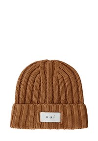 Béret en tricot marron, avec une texture côtelée, un revers roulé et une étiquette blanche avec le logo "oui" à l'avant.