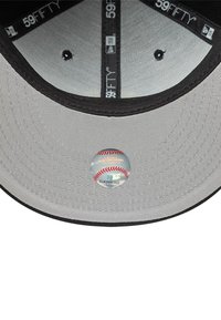 Cappellino grigio 59FIFTY con visiera nera, tessuto testurizzato e adesivo circolare MLB con grafica di una pallina da baseball sul lato interno.