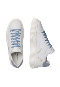 Sneakers bianchi in pelle con lacci blu, suola bianca texturizzata, dettagli azzurri chiari e cuciture beige delicate. Punta arrotondata e design con occhielli.