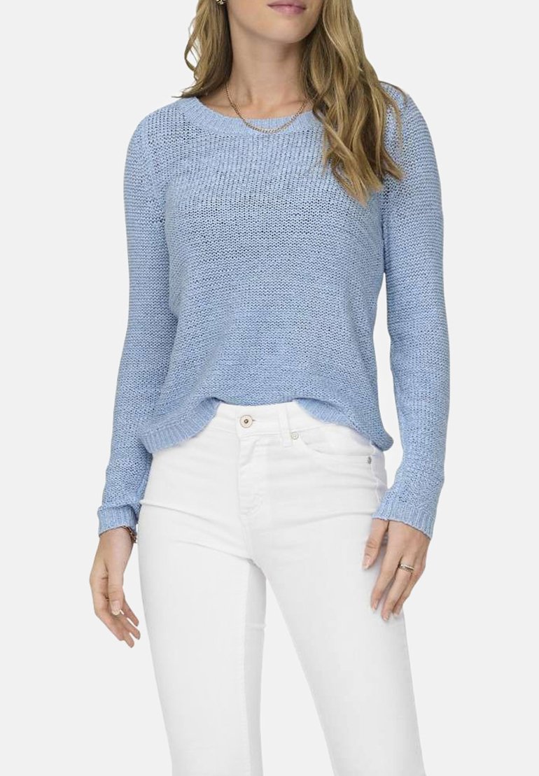 Maglione a maglia azzurro chiaro con maniche lunghe, polsini a coste e un motivo testurizzato, abbinato a pantaloni bianchi.