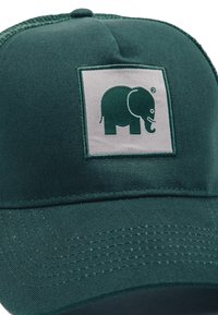Tamna zelena bejzbol kapa s teksturiranim završetkom, s kvadratnom podlogom na kojoj je u središtu dizajn zelenog slona.