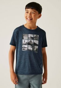 Marineblaue Kurzarm-T-Shirt aus strukturiertem Stoff. Auf der Vorderseite mit einem Grafik-Design von neun Bildern outdoor Aktivitäten in Schwarz und Weiß. 