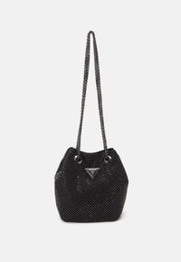 Borsa a secchiello nera con perline e tracolla a catena, caratterizzata da un logo triangolare sul davanti, base tonda e superficie texturizzata.