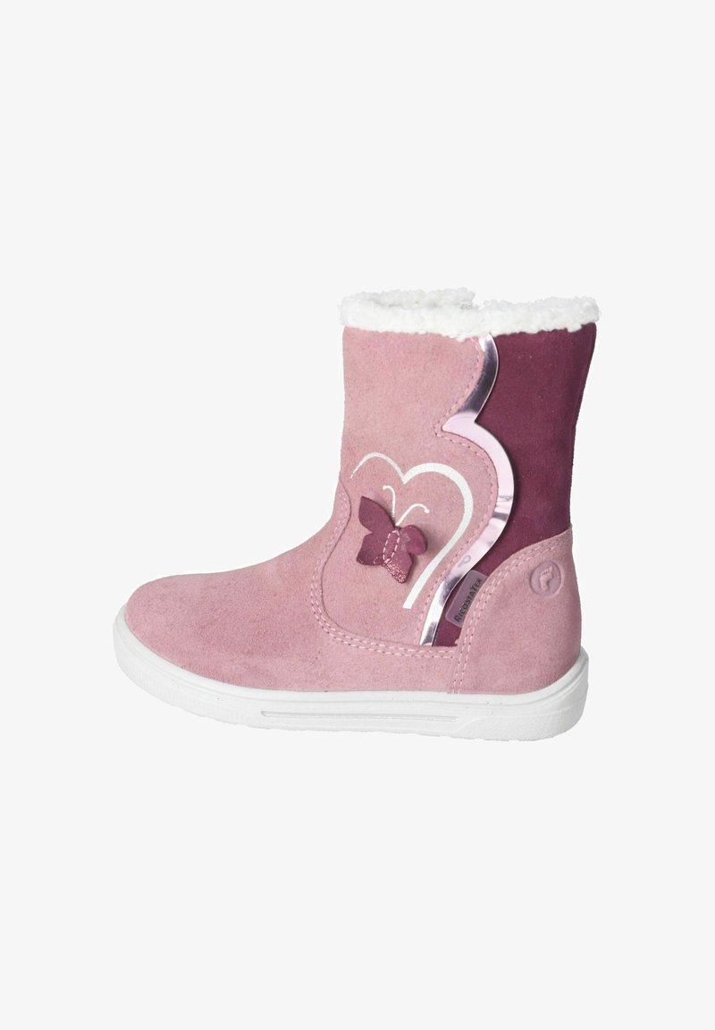 Botas de tobillo de ante rosa con un cuello de piel sintética blanca, con un diseño de corazón y mariposa, y una suela de goma blanca.
