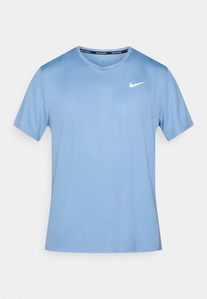 Světle modré sportovní tričko s krátkým rukávem. Vyrobeno z hladké látky, s kulatým výstřihem a jemným bílým logem Nike na hrudi.