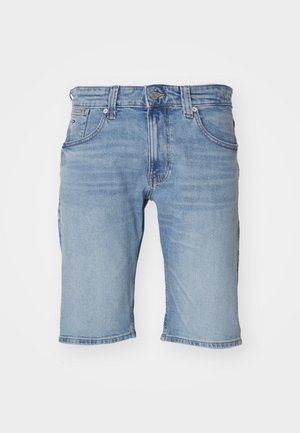 Pantalones cortos de mezclilla de color azul claro con corte recto, diseño de cinco bolsillos y costuras visibles. Presentan un cierre de botón metálico y dobladillos deshilachados.