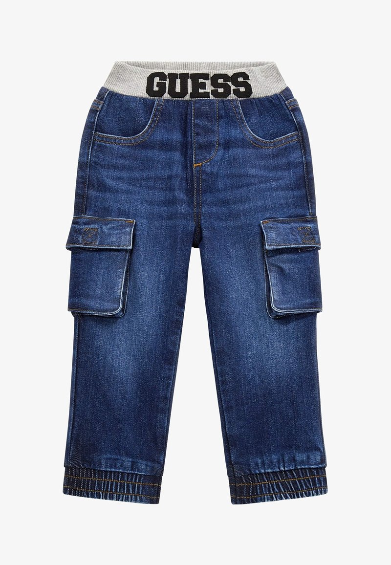 Donkerblauwe kinder cargojoggingbroeken met grote zijzakken, elastische grijze tailleband met het label "GUESS," en elastische boorden bij de enkels.