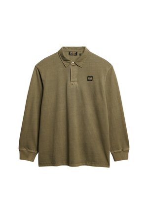 Langærmet polo-shirt i olivengrøn bomuld, med en knapkrave, frontplaket og et lille logo-patch på brystet.