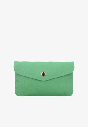 Petit portefeuille en cuir vert texturé avec un rabat et une fermeture à bouton-pression métallique centrale sur fond blanc.
