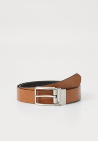 Ceinture en cuir marron avec une finition lisse, boucle rectangulaire en argent et gravure discrète de la marque sur la boucle. Forme plate et design épuré.