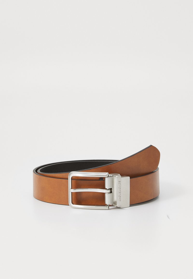 Ceinture en cuir marron avec une finition lisse, boucle rectangulaire en argent et gravure discrète de la marque sur la boucle. Forme plate et design épuré.