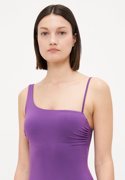 Bañador morado de un solo hombro con tirantes finos, fabricado con tejido suave y detalles arrugados en el lateral para mayor textura.