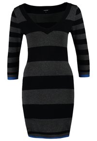 Robe ajustée longueur genou avec des rayures horizontales noires et gris foncé, manches trois-quarts, col en V et détails bleus aux poignets et à l'ourlet.