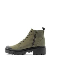 Botín de ante verde olivo con punta de goma negra y suela gruesa, con cremallera lateral y diseño de cordones, fabricado en tejido texturizado.