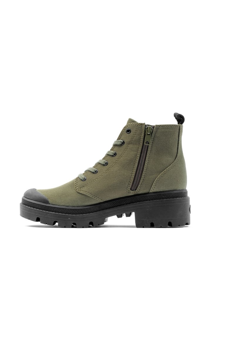 Botín de ante verde olivo con punta de goma negra y suela gruesa, con cremallera lateral y diseño de cordones, fabricado en tejido texturizado.