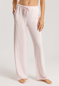 Lichtroze, zachte stoffen loungebroek met een elastische tailleband en trekkoord. Bevat zijzakken en heeft een ontspannen, ruime pasvorm.