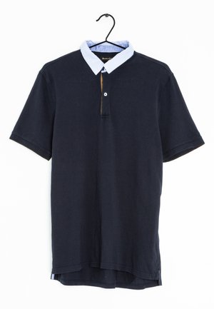 Marineblaues Poloshirt mit kontrastierendem hellblau gestreiftem Kragen, Zwei-Knopf-Leiste, kurzen Ärmeln und geradem Saum.