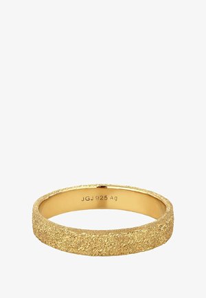 Goldfarbener Ring mit einer strukturierten, rauen Oberfläche. Innen eingraviert mit "JGJ 925 Ag". Abgerundete Kanten und ein glatter Band.