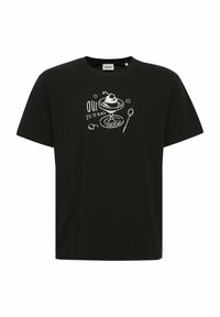 Camiseta de algodón negra con un estampado gráfico en blanco de un postre y el texto "OUI S'il te plaît" con un diseño de cuchara.