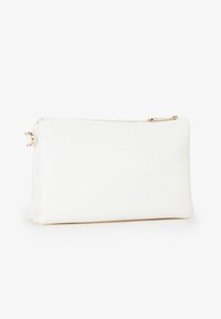 Borsa a mano sintetica bianca con superficie texture, chiusura a zip e dettagli in tonalità oro. Forma rettangolare con base piatta.