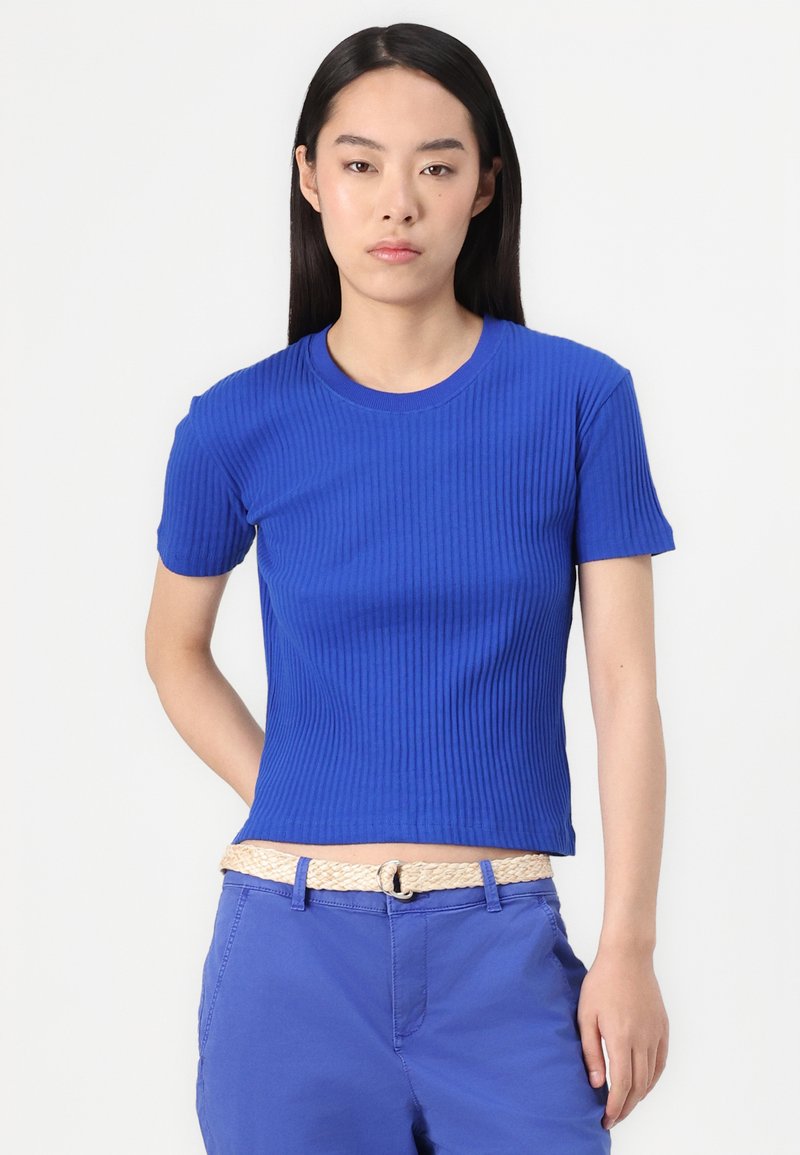 Niebieska, prążkowana bluzka z krótkim rękawem, okrągłym dekoltem, dopasowany krój i gładka faktura, w zestawie z niebieskimi spodniami i plecionym, jasnym paskiem.
