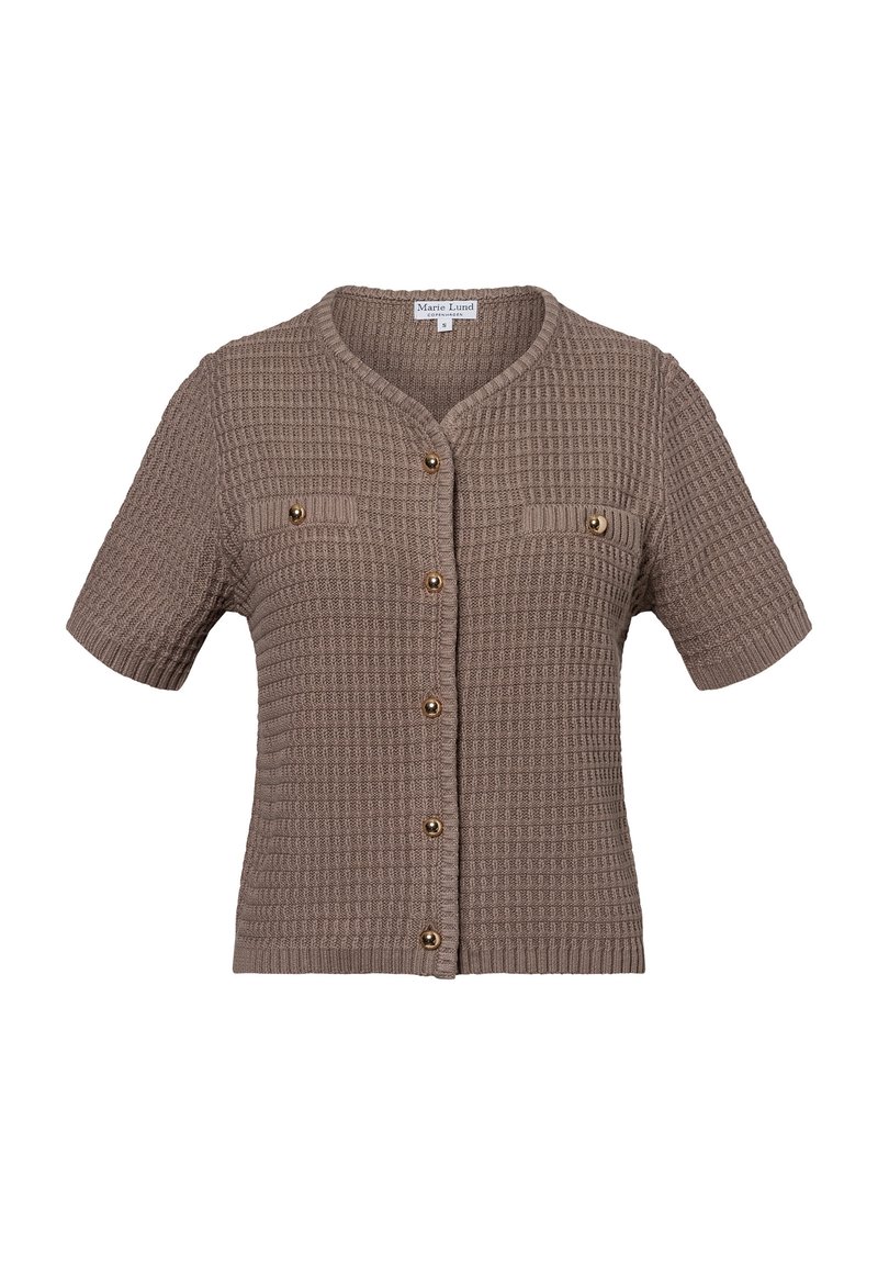 Kurzärmlige, hellbraune Strickjacke aus strukturiertem Stoff. Sie hat einen V-Ausschnitt, eine Knopfleiste und zwei Brusttaschen mit goldenen Knöpfen.