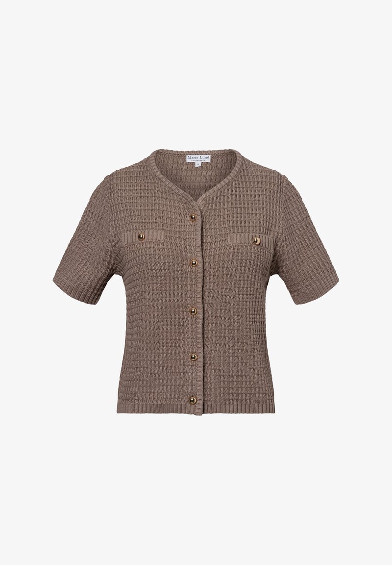 Kurzärmlige, hellbraune Strickjacke aus strukturiertem Stoff. Sie hat einen V-Ausschnitt, eine Knopfleiste und zwei Brusttaschen mit goldenen Knöpfen.