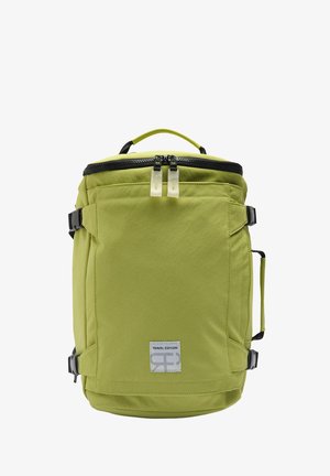 Zielony prostokątny plecak podróżny z uchwytem u góry, podwójnymi suwakami, bocznymi paskami i etykietą "Wydanie Podróżne" na przedniej kieszeni.