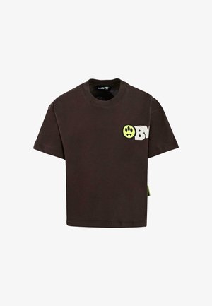 Bruine katoenen t-shirt met een ronde halslijn. Heeft een groot groen smiley-logo en witte tekst "BV" op de voorkant. Korte mouwen, rechte zoom.