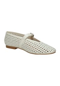 Scarpine ballerine bianche perforate con punta quadrata, cinturino alla caviglia con fibbia in argento e suola bassa marrone. Design leggero e traspirante.