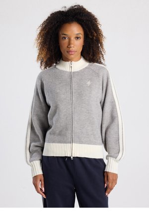 Grauer Strickpullover mit hohem Kragen, durchgehendem Reißverschluss, gerippten Bündchen und Saum sowie cremefarbenen Akzenten an Ärmeln und Kragen.