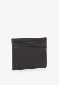 Portatessere in pelle nera con una texture liscia, dotato di molteplici scomparti per carte. Forma rettangolare compatta con dettagli di cuciture discrete.