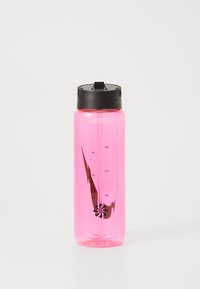 Translucente roze waterfles met een zwarte dop, maatmarkeringen en een donker grafisch ontwerp met een gestileerde bloem en golfpatroon.